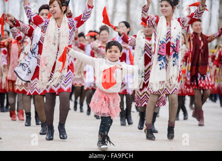 Kashgar, della Cina di Xinjiang Uygur Regione autonoma. Xvii Dec, 2015. Le persone a svolgere in un concorso a Kashgar, a nord-ovest della Cina di Xinjiang Uygur Regione autonoma, Dic 17, 2015. © Wang Fei/Xinhua/Alamy Live News Foto Stock