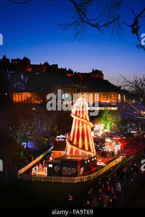 Edimburgo di fama europea del mercato di Natale di Princess Street Gardens con il castello dietro Foto Stock