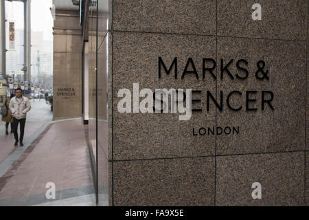 21 dicembre 2015 - REGNO UNITO la Marks & Spencer Group PLC (MKS.L) -- M&S si apre il suo primo flagship store a Pechino in Cina. © Jiwei Han/ZUMA filo/Alamy Live News Foto Stock