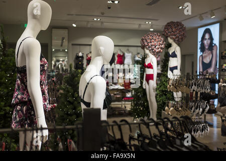 21 dicembre 2015 - REGNO UNITO la Marks & Spencer Group PLC (MKS.L) -- M&S si apre il suo primo flagship store a Pechino in Cina. © Jiwei Han/ZUMA filo/Alamy Live News Foto Stock