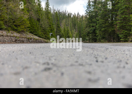 Strada tortuosa si piega in zone rurali, desolato paesaggio di montagna. L'Europa. Foto Stock
