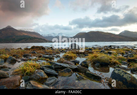 La spiaggia di Loch Leven in North Ballachulish in Scozia, Regno Unito Foto Stock