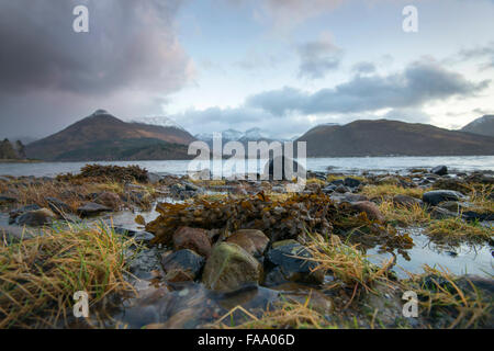 La spiaggia di Loch Leven in North Ballachulish in Scozia, Regno Unito Foto Stock