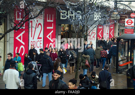 Londra, UK, 24 dicembre 2015, un umido e ventoso giorno non scoraggiare i londinesi da last minute shopping. Credito: JOHNNY ARMSTEAD/Alamy Live News Foto Stock