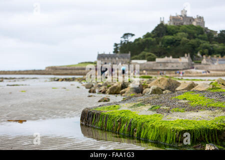 Il granito causeway che conduce a San Michele di Monte a bassa marea su un nebbioso giorno, Cornwall, Regno Unito Foto Stock