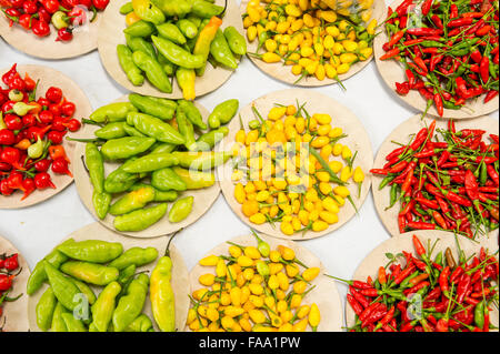 Colorato peperoncini in rosso, giallo e verde pile al mercato degli agricoltori display in Rio de Janeiro, Brasile Foto Stock