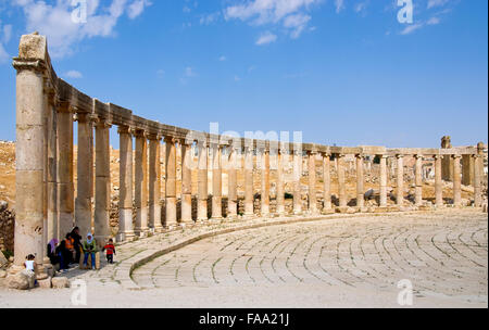 Rovine del famoso archeologico della città antica di Jerash in Giordania con persone turistica sul monumento. Foto Stock