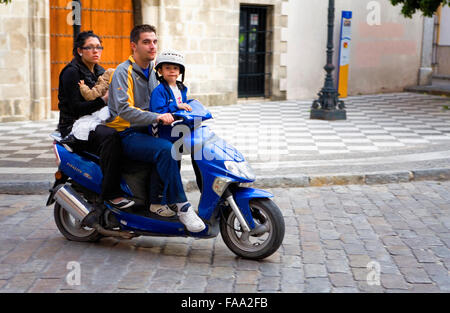 Famiglia su moto.Plaza de San Juan.Jerez de la Frontera. Cadice provincia. Spagna Foto Stock