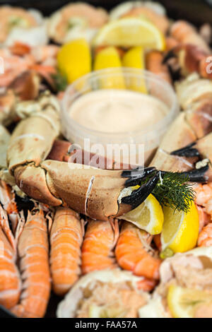 Frutti di mare chele di granchio con plateau Foto Stock