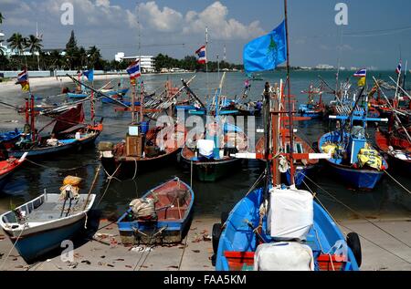 Hua Hin, Thailandia: una flotta di pesca in legno barche ormeggiate in acque poco profonde a Hua Hin Pier di pesca Foto Stock
