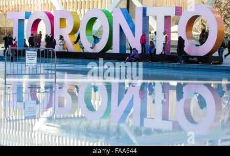 Toronto, Canada. 24 dicembre, 2015. Una piscina esterna pista di pattinaggio è temporaneamente chiuso a causa di non sicuri condizioni di ghiaccio a Nathan Phillips Square a Toronto in Canada, 24 dic. 2015. Toronto è colpito di temperatura 15 gradi Centigradi il giovedì ed è diventato il più caldo della vigilia di Natale sul record. La storica temperatura media per il 24 dicembre a Toronto è uno minous gradi Celsius. Credito: Zou Zheng/Xinhua/Alamy Live News Foto Stock