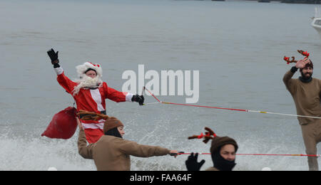 Washington, DC, Stati Uniti d'America. 24 dicembre, 2015. Un attore vestito da Santa Claus svolge durante il trentesimo manifestazione regionale per la celebrazione della Messa di Natale chiamato 'Water-Skiing Santa' in Alexandria, Virginia, Stati Uniti, 24 dicembre, 2015. Credito: Jiao Min/Xinhua/Alamy Live News Foto Stock