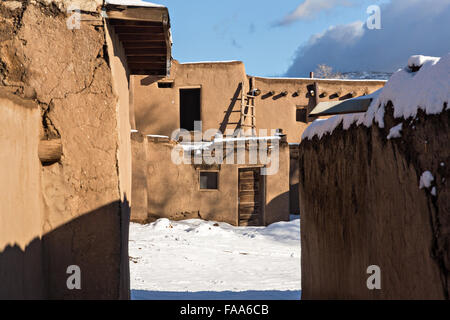 L'antica Native American Taos Pueblo comunità al di fuori di Taos, Nuovo Messico. Il pueblo sono considerati per essere uno dei più antichi abitata continuamente europee negli Stati Uniti ed è designato un Sito Patrimonio Mondiale dell'UNESCO. Foto Stock