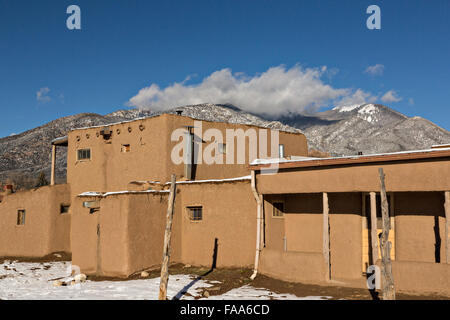 Una vecchia casa adobe presso l'antica Native American Taos Pueblo al di fuori di Taos, Nuovo Messico. Il pueblo sono considerati per essere uno dei più antichi abitata continuamente europee negli Stati Uniti ed è designato un Sito Patrimonio Mondiale dell'UNESCO. Foto Stock