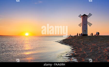 Mulino nel Mar Baltico, tramonto paesaggio, Swinoujscie, Pomerania, Polonia Foto Stock