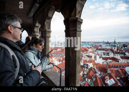 Vista dalla Torre dell'orologio del buldings medievale, caffetterie e la piazza della Città Vecchia e in inverno, Praga, Repubblica Ceca Foto Stock