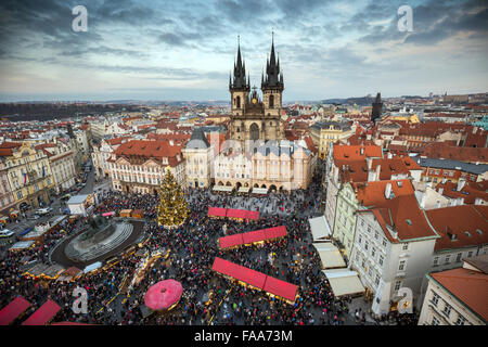 Mercatini di Natale in Piazza della Città Vecchia di Praga. Vista panoramica dalla torre, Praga, Repubblica Ceca Foto Stock