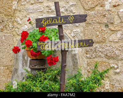 Street View di Santo Stefano di Sessanio in Abruzzo, Italia Foto Stock