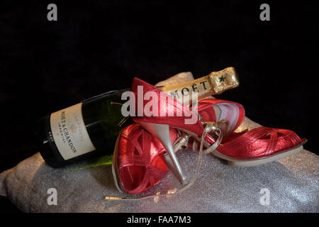 Natale; celebrazione; Moet Champagne; rosso; tacco alto; scarpe Foto Stock