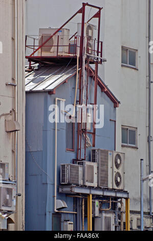 Il vecchio edificio di Tokyo con le unità aria condizionata, Giappone Foto Stock