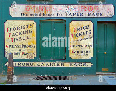 Vecchia Londra Victorian shop anteriore con un dipinto originale nome del sacchetto di carta venditore Donovan Bros Foto Stock