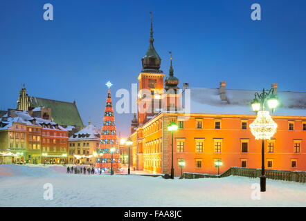 Albero di Natale all'aperto sulla piazza del Castello, la città di Varsavia, Polonia Foto Stock