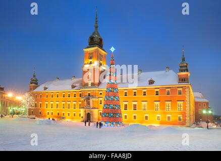 Albero di Natale all'aperto, Piazza Castello, la città di Varsavia, Polonia Foto Stock