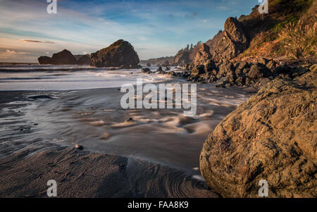 Una spiaggia rocciosa nella California del Nord. Foto Stock