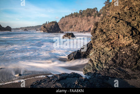 Una spiaggia rocciosa nella California del Nord. Foto Stock