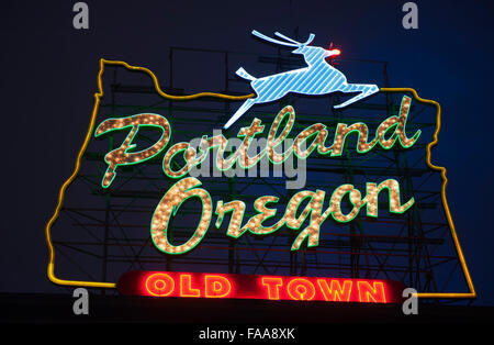White Stag, iconico Portland Oregon insegna al neon, decorata a guardare come il Red-renna dal naso a tempo di Natale Foto Stock