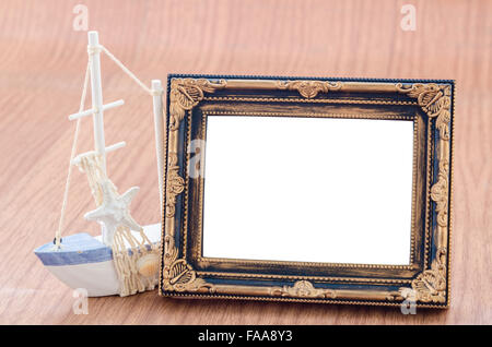 Blank vecchio vintage photo frame su sfondo di legno, percorso di clipping. Foto Stock