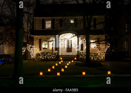 Chicago, Stati Uniti d'America. Il 24 dicembre 2015. La parte anteriore dei giardini delle case nel villaggio di Clarendon Hills sono decorate con 'luminaria', candele accese in borse di carta marroni. Festeggia il suo cinquantesimo anniversario, la tradizione annuale richiede ai residenti locali di luce delle candele ogni vigilia di Natale e solleva i soldi per bambini locali di beneficenza, con più di 30.000 candele essendo accesa. Credito: Stephen Chung / Alamy Live News Foto Stock