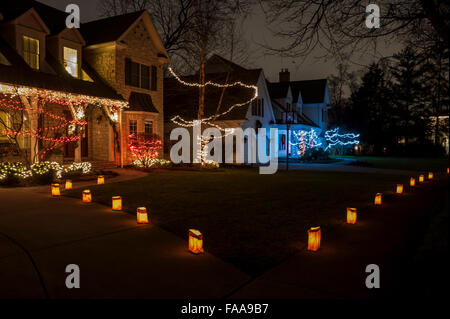 Chicago, Stati Uniti d'America. Il 24 dicembre 2015. La parte anteriore dei giardini delle case nel villaggio di Clarendon Hills sono decorate con 'luminaria', candele accese in borse di carta marroni. Festeggia il suo cinquantesimo anniversario, la tradizione annuale richiede ai residenti locali di luce delle candele ogni vigilia di Natale e solleva i soldi per bambini locali di beneficenza, con più di 30.000 candele essendo accesa. Credito: Stephen Chung / Alamy Live News Foto Stock