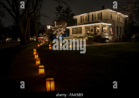 Chicago, Stati Uniti d'America. Il 24 dicembre 2015. La parte anteriore dei giardini delle case nel villaggio di Clarendon Hills sono decorate con 'luminaria', candele accese in borse di carta marroni. Festeggia il suo cinquantesimo anniversario, la tradizione annuale richiede ai residenti locali di luce delle candele ogni vigilia di Natale e solleva i soldi per bambini locali di beneficenza, con più di 30.000 candele essendo accesa. Credito: Stephen Chung / Alamy Live News Foto Stock