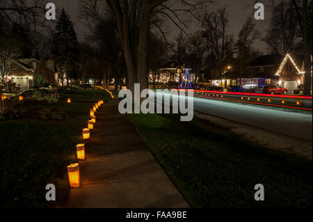 Chicago, Stati Uniti d'America. Il 24 dicembre 2015. La parte anteriore dei giardini delle case nel villaggio di Clarendon Hills sono decorate con 'luminaria', candele accese in borse di carta marroni. Festeggia il suo cinquantesimo anniversario, la tradizione annuale richiede ai residenti locali di luce delle candele ogni vigilia di Natale e solleva i soldi per bambini locali di beneficenza, con più di 30.000 candele essendo accesa. Credito: Stephen Chung / Alamy Live News Foto Stock