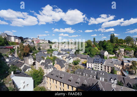 Vista dalla città alta sul Grund distretto, città di Lussemburgo, Granducato del Lussemburgo Foto Stock