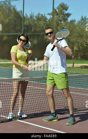 I giocatori di tennis in piedi vicino al netto Foto Stock