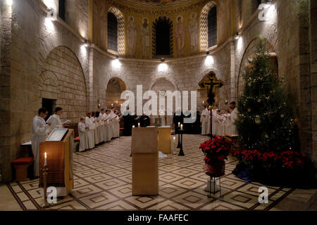 I monaci cattolici prendono parte alla messa di Natale di mezzanotte all'interno della chiesa presso l'Abbazia della Dormizione appartenente all'ordine benedettino situato sul monte Sion a Gerusalemme Israele Foto Stock