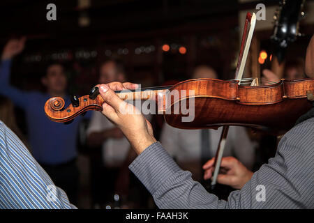 Il violinista suonare il suo strumento Foto Stock