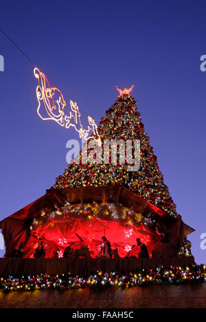 Un albero di Natale completamente decorato visualizzato nel quartiere cristiano Old City Gerusalemme est Israele Foto Stock