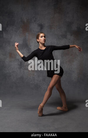 Giovane bella stile moderno ballerina in posa su uno sfondo per studio Foto Stock