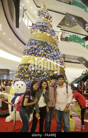 Phnom Penh Cambogia. 25 Dic, 2015. Persone posano per una foto con un grande albero di Natale a AEON Mall in Phnom Penh Cambogia, 25 dicembre, 2015. Credito: Phearum/Xinhua/Alamy Live News Foto Stock