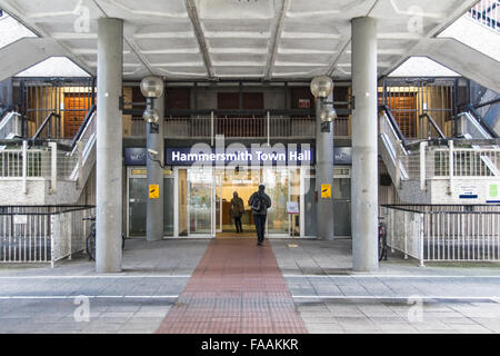 Ingresso al Municipio di Hammersmith, King Street, Hammersmith, Londra, W8, Inghilterra, Regno Unito Foto Stock