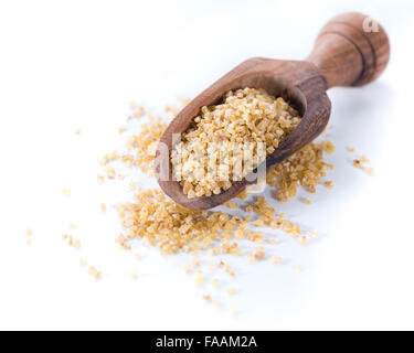 Materie di bulgur (close-up shot) isolato su sfondo bianco Foto Stock