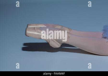 Le gambe della ballerina nel balletto pointes su sfondo blu Foto Stock