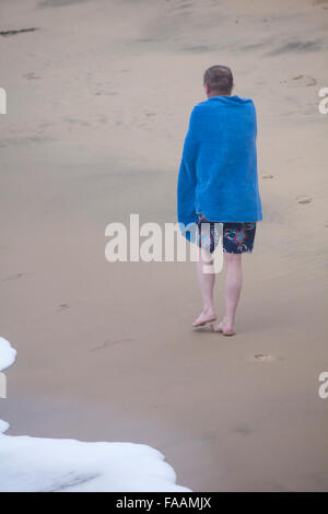 Bournemouth, Dorset, Regno Unito, 25 Dic, 2015. Bournemouth, Dorset, Regno Unito, 25 dicembre 2015 il giorno di Natale. Bournemouth, Dorset, Regno Unito, 25 Dic, 2015. Tuffo bianco di Natale. Volontari coraggiosi si tuffano nel mare freddo nonostante il tempo umido e nebuloso breezy, per l'ottava nuotata annuale di Natale mattina di beneficenza, vestiti in costumi di fantasia e raccogliere soldi per Macmillan cura locale a Christchurch, una Specialist Palliative Care Unit per i pazienti nella comunità locale. Centinaia hanno preso parte all'evento che è diventato una tradizione popolare per molti prima del loro pranzo. © Caroly Credit: Carolyn Jenkins/Alamy Liv Foto Stock