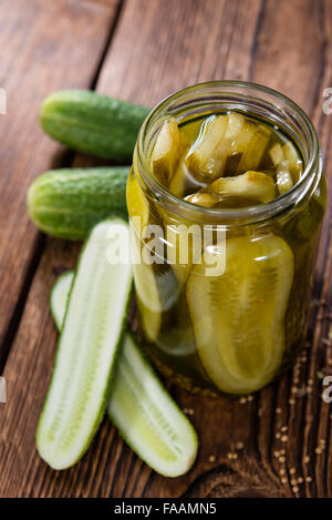 Cetrioli sottaceto (tagliata a fette) sull'annata sullo sfondo di legno (close-up shot) Foto Stock