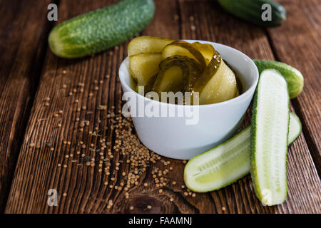 Porzione di affettato e cetrioli sottaceto (close-up shot) su sfondo di legno Foto Stock