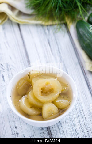 Fette di cetriolo sottaceto () su sfondo di legno (close-up shot) Foto Stock