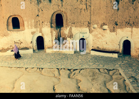 Matmata, Tunisia. La più grande regione della Comunità troglodita. Una delle molte abitazioni - frammento del cortile scavato in t Foto Stock